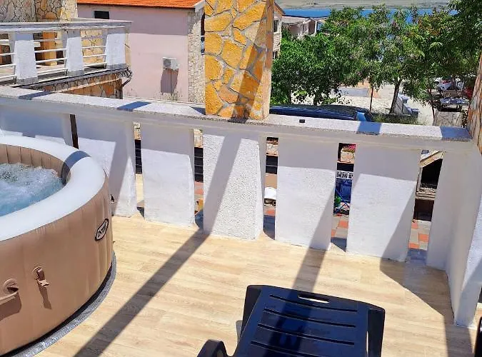 Borat Apartmani.